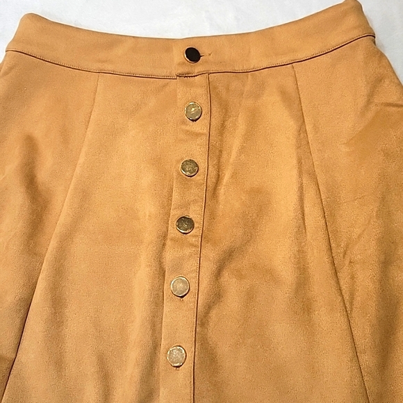đź’ĄPRICE DROPđź’ĄTan suede button down skirt - Picture 2 of 5
